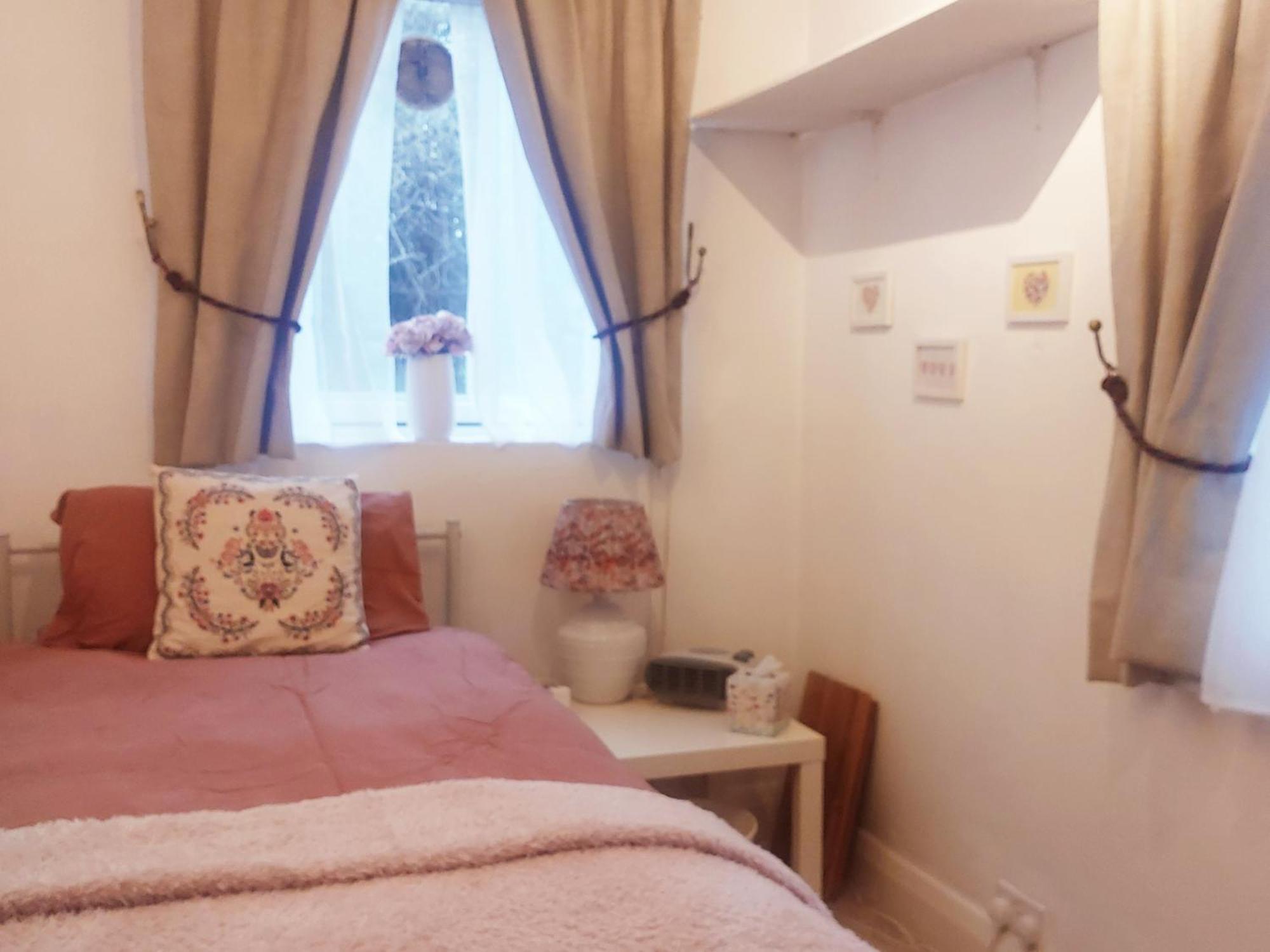 Centrel To London Single Bed Room Quiet Home With Host And Breakfast Εξωτερικό φωτογραφία